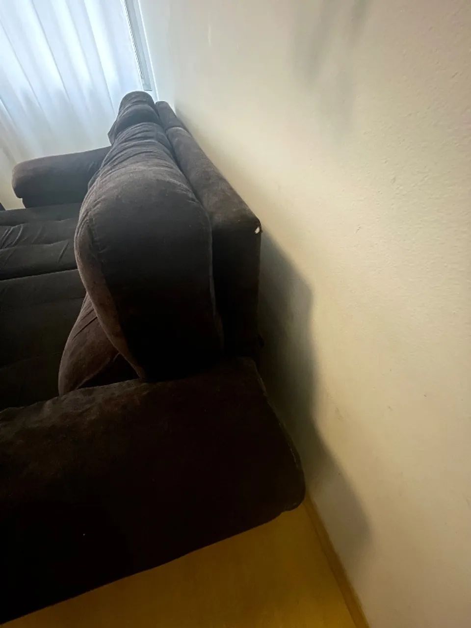 Sofá preto com chaise retrátil e encosto reclinável  - Foto 4