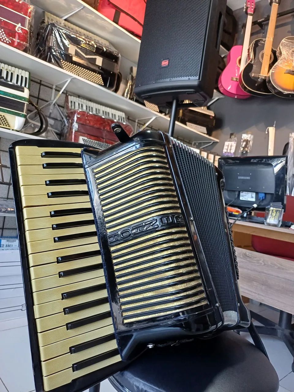 Acordeon Honner de 60 Baixos Eletrificado - Foto 2