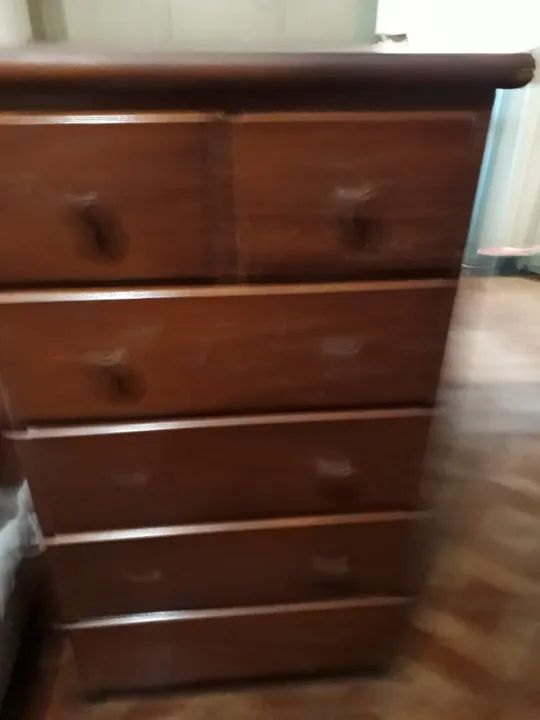 Comoda em madeira 4 gavetas grande e 2 pequenas