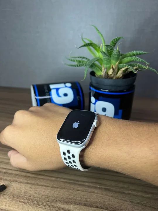 Apple Watch Series 5 Model A2093 44mm 76%  Acompanha cabo carregador Acompanha pulseira    - Foto 3