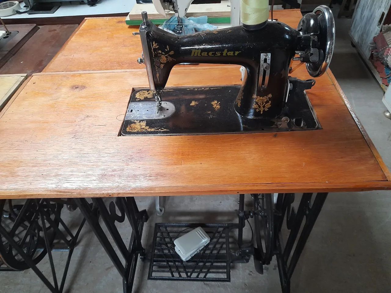 Máquina de Costura Antiga Macstar - Ótimo Estado!