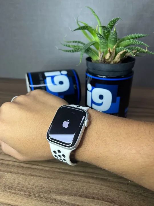 Apple Watch Series 5 Model A2093 44mm 76%  Acompanha cabo carregador Acompanha pulseira    - Foto 2