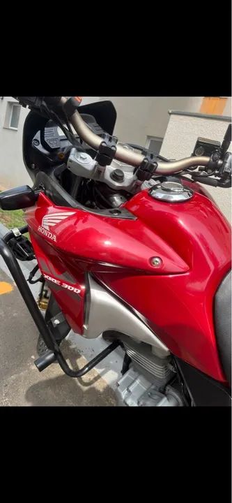 Moto Honda XRE 300 Vermelha