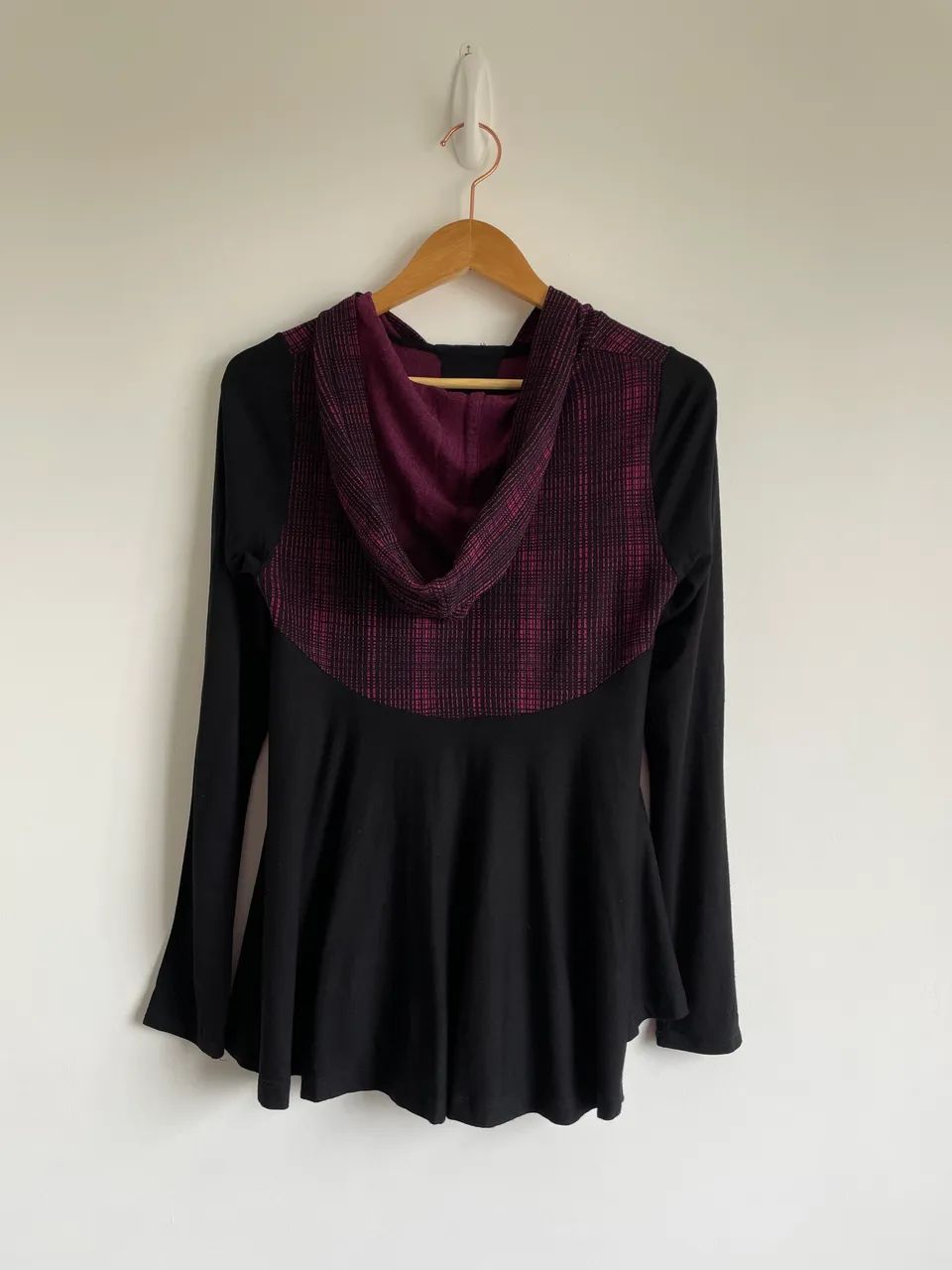 Blusa preta feminina M com capuz KWI - Foto 3