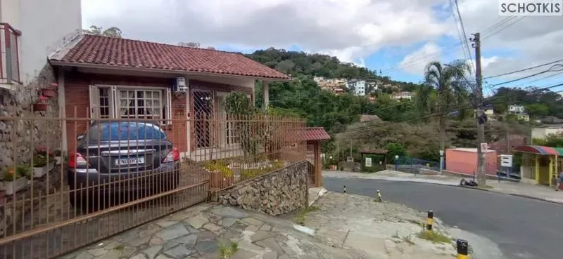IMOBILIÁRIA SCHOTKIS VENDE EXCELENTE RESIDÊNCIA DE DOIS PISOS COM 03 DORMITÓRIOS, ÚNICA NO