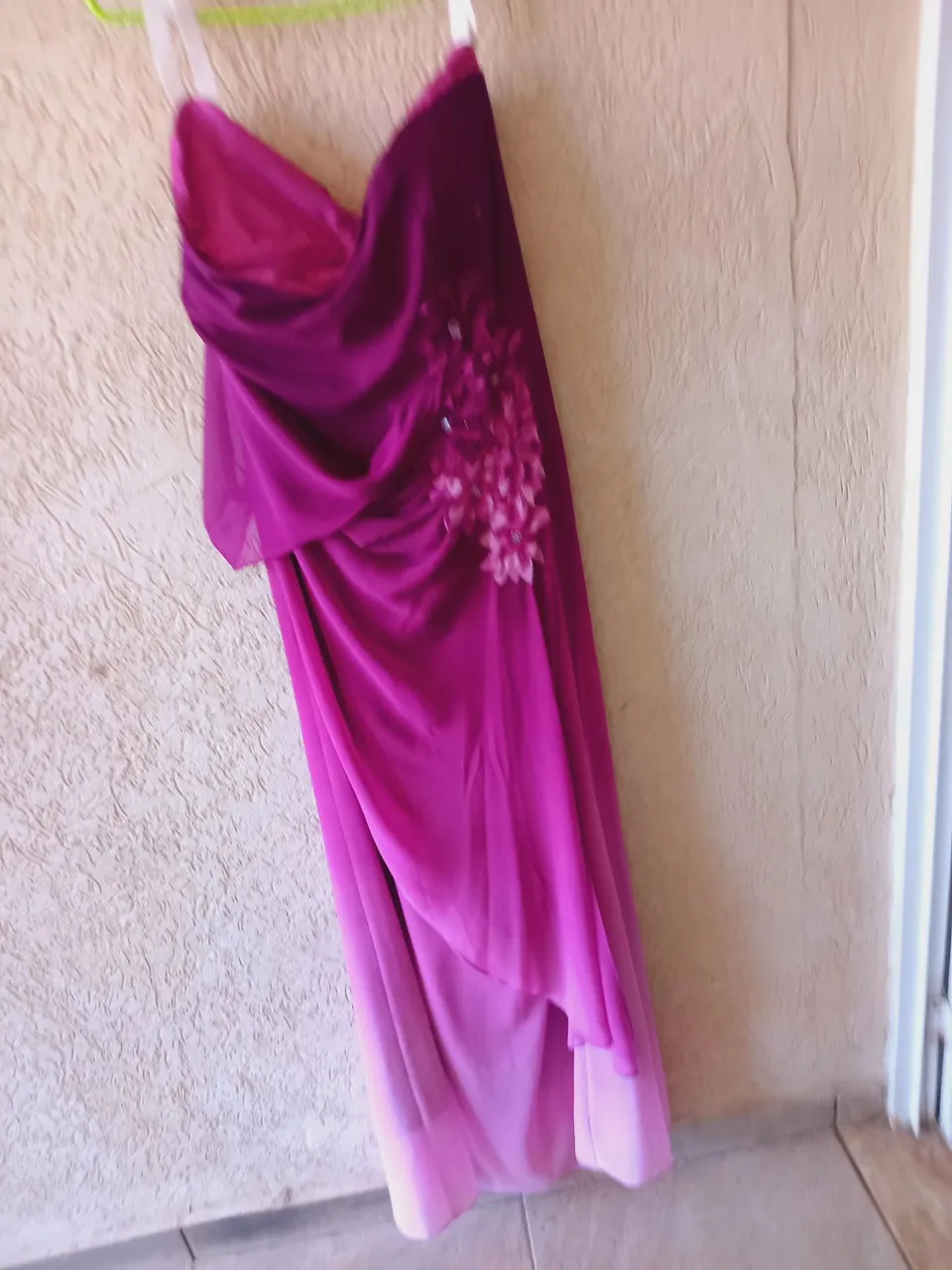 Vestido de festa roxo com detalhes