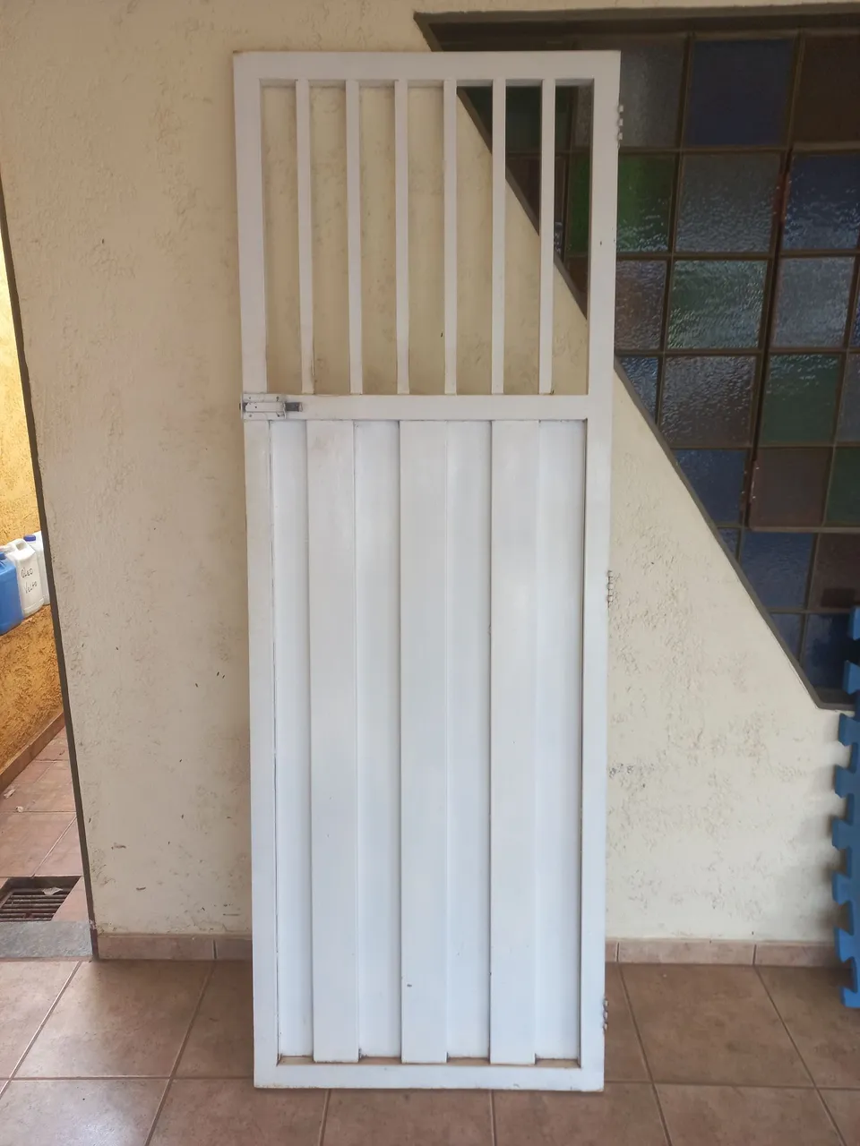 Porta de Aço Branca com Grade