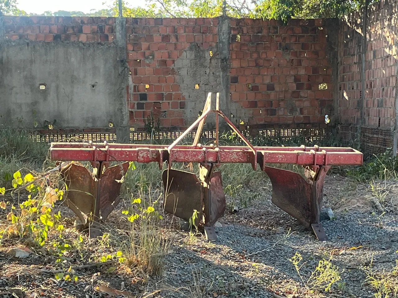 Sulcador de três linhas