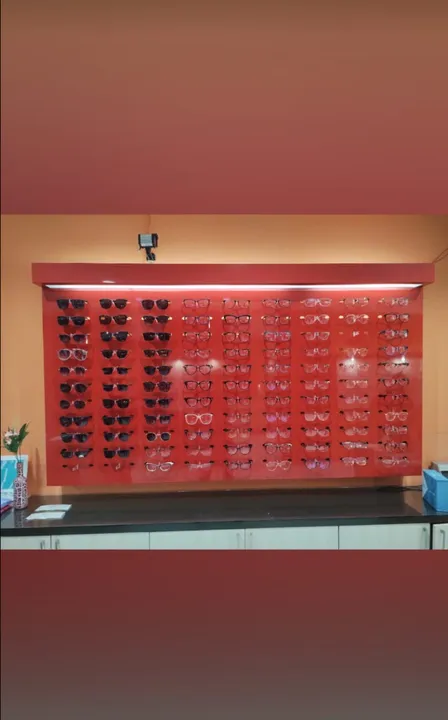 VENDE-SE UMA VITRINE EXPOSITORA PARA ÓCULOS OU ARMAÇÕES