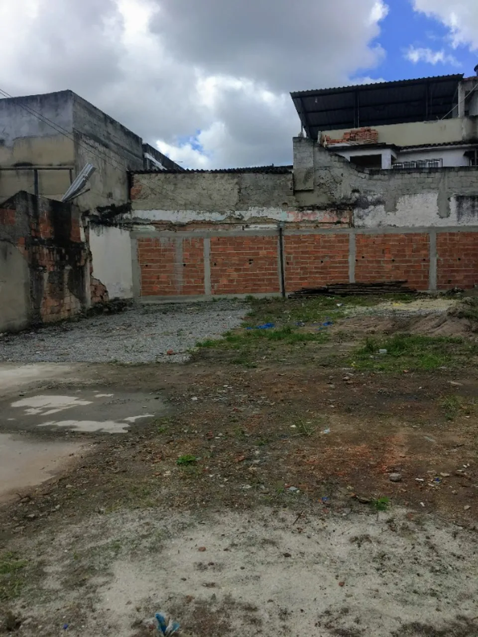 Alugo terreno na rua principal do Rocha/São Gonçalo