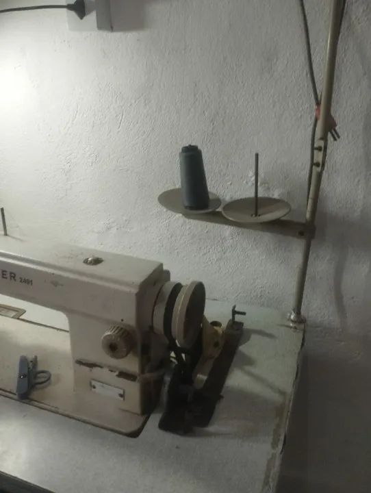 Máquina de costura reta