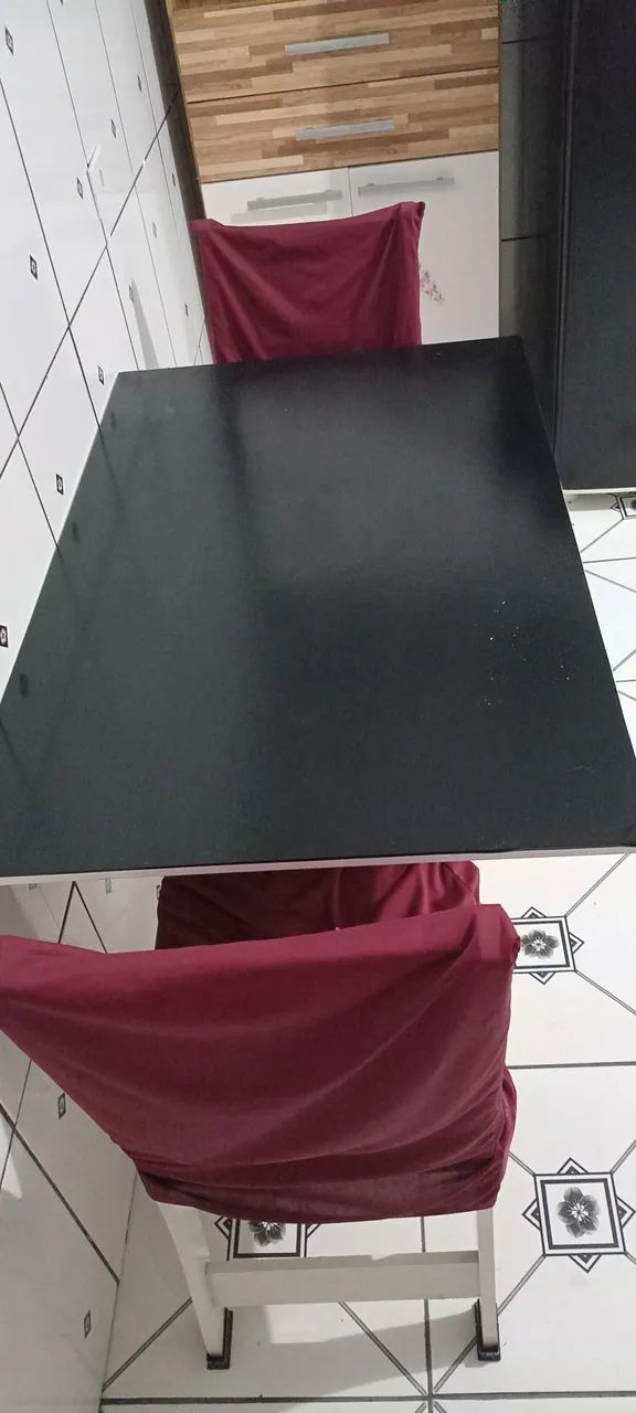 Mesa de quatro cadeiras 