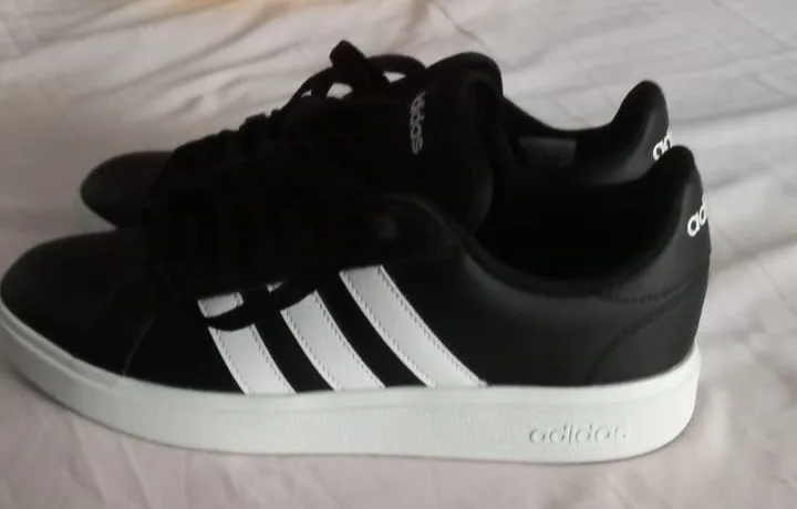 Tênis Adidas Grand Court - preto e branco