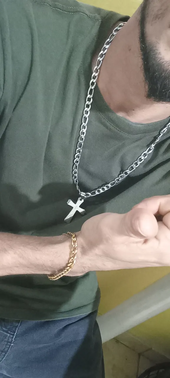 Colar com Cruz e Pulseira Dourada - Estilo e Fé