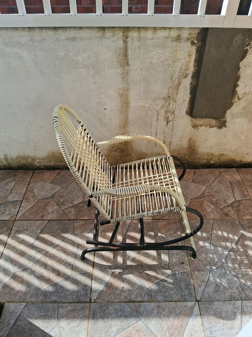 Cadeira de balanço de vime com estrutura em metal
