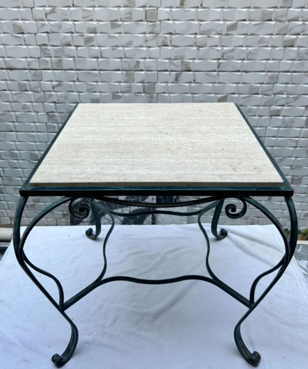 Mesa Canto em ferro e mármore 55x55x56cm