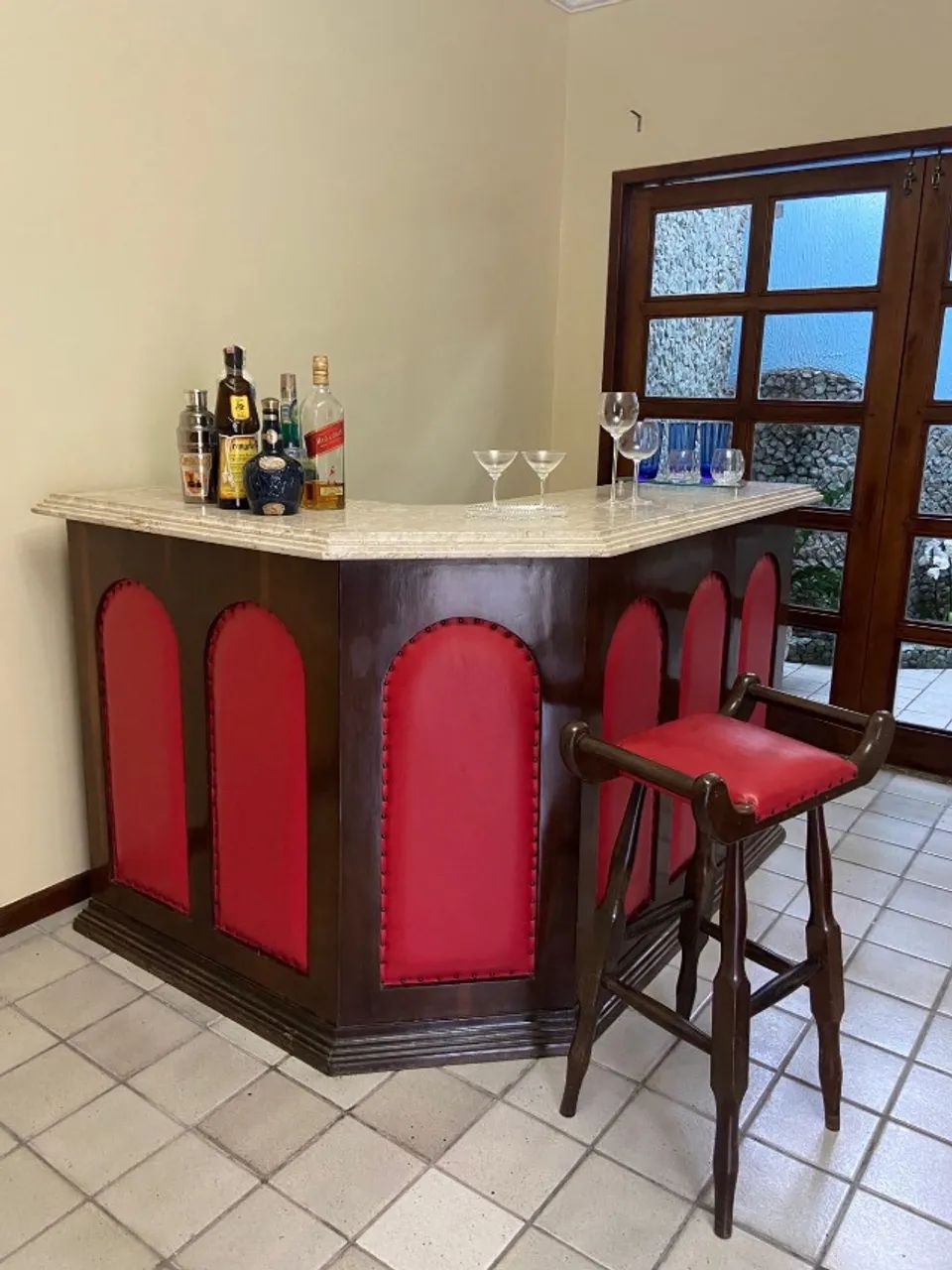 BAR COM 2 BANQUETAS