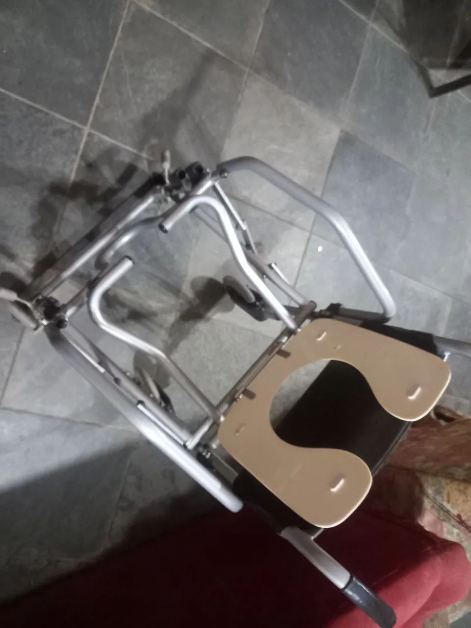 Cadeira de rodas higiênica quase nova - Foto 2