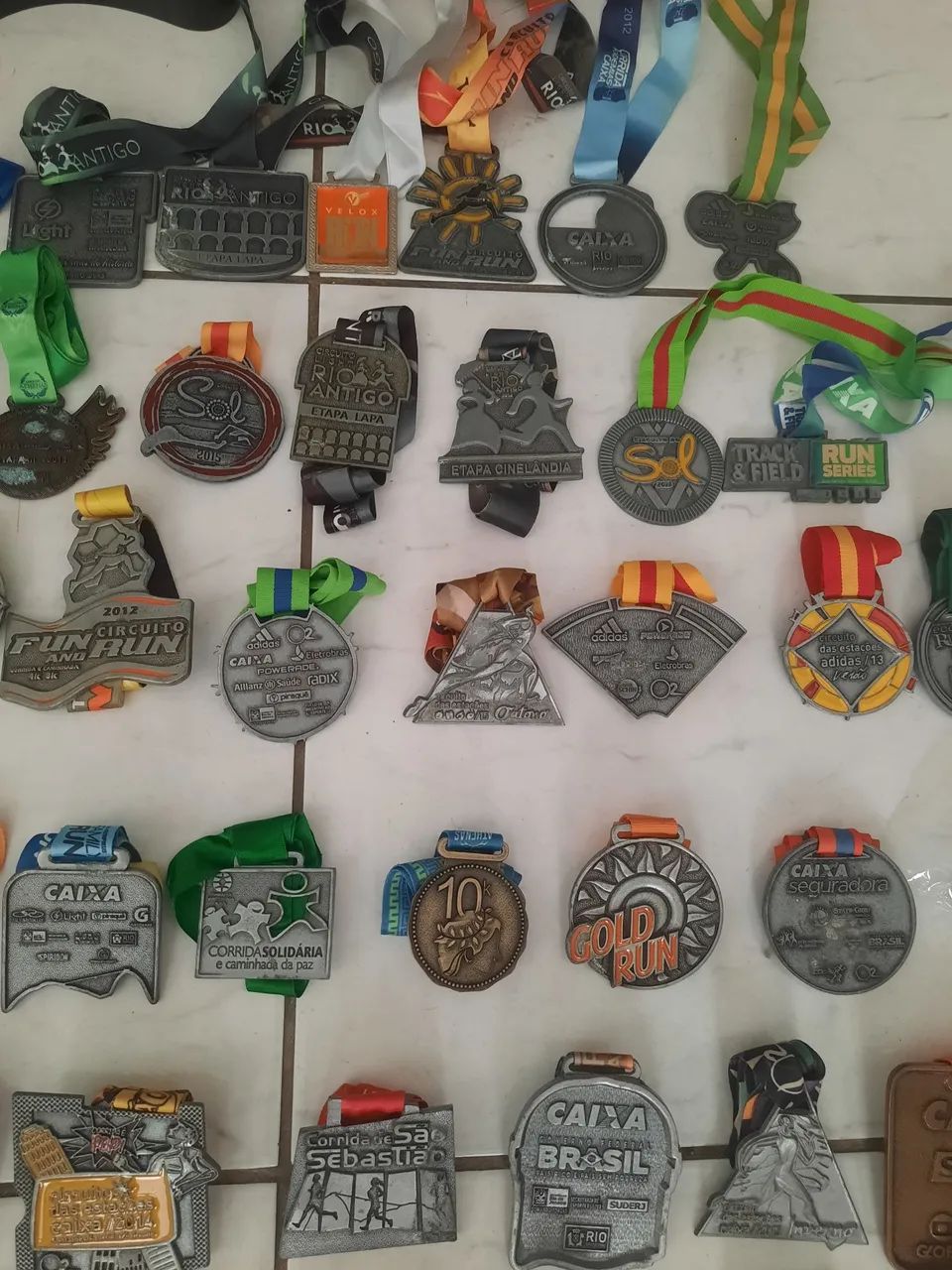 SÃO 71MEDALHAS VÁRIDAS DE PARTICIPAÇÕES EM CORRIDAS E MARATONAS NO RIO UMA SUPER COLEÇÃO  - Foto 5
