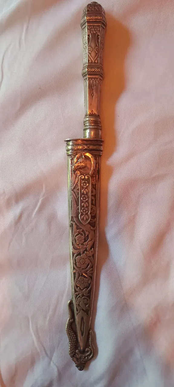 Faca Antiga com Bainha Detalhada - Colecionador