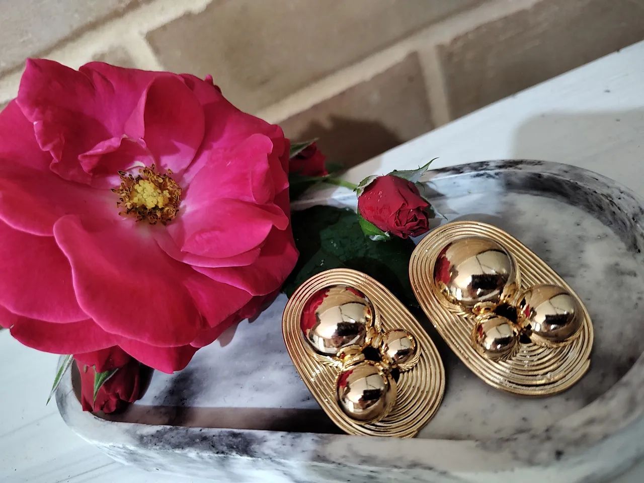 Brinco oval com Três meia bola