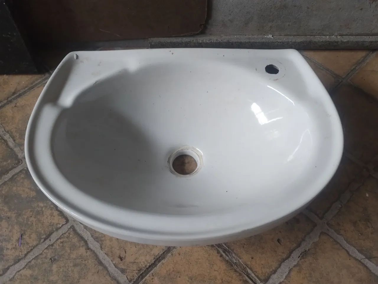 Cuba de banheiro em cerâmica