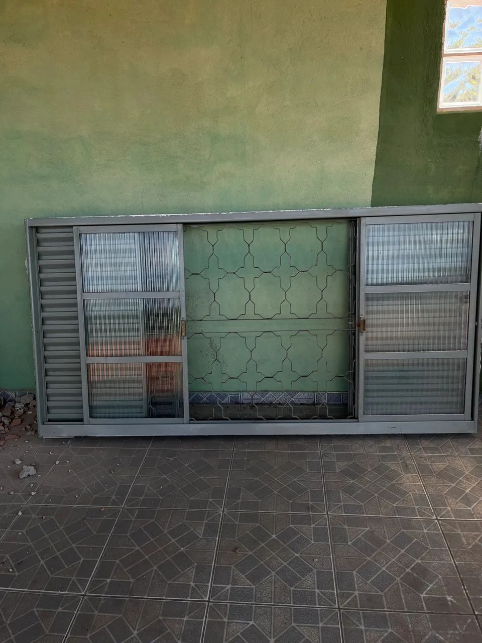 Janela grande, aço com grade 64750592014338121