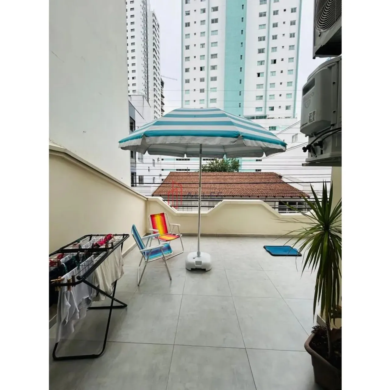 ALUGA-SE ANUAL APARTAMENTO MOBILADO NO CENTRO DE BALNEÁRIO CAMBORIÚ/SC