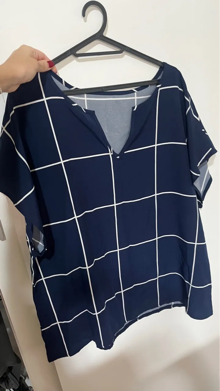 Blusa de Manga Morcego com Gola Chanfrada e Estampa Xadrez
