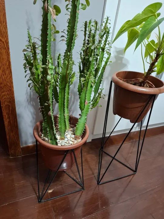 Dupla de suportes para vaso de plantas de ferro em formato geométrico - Foto 2