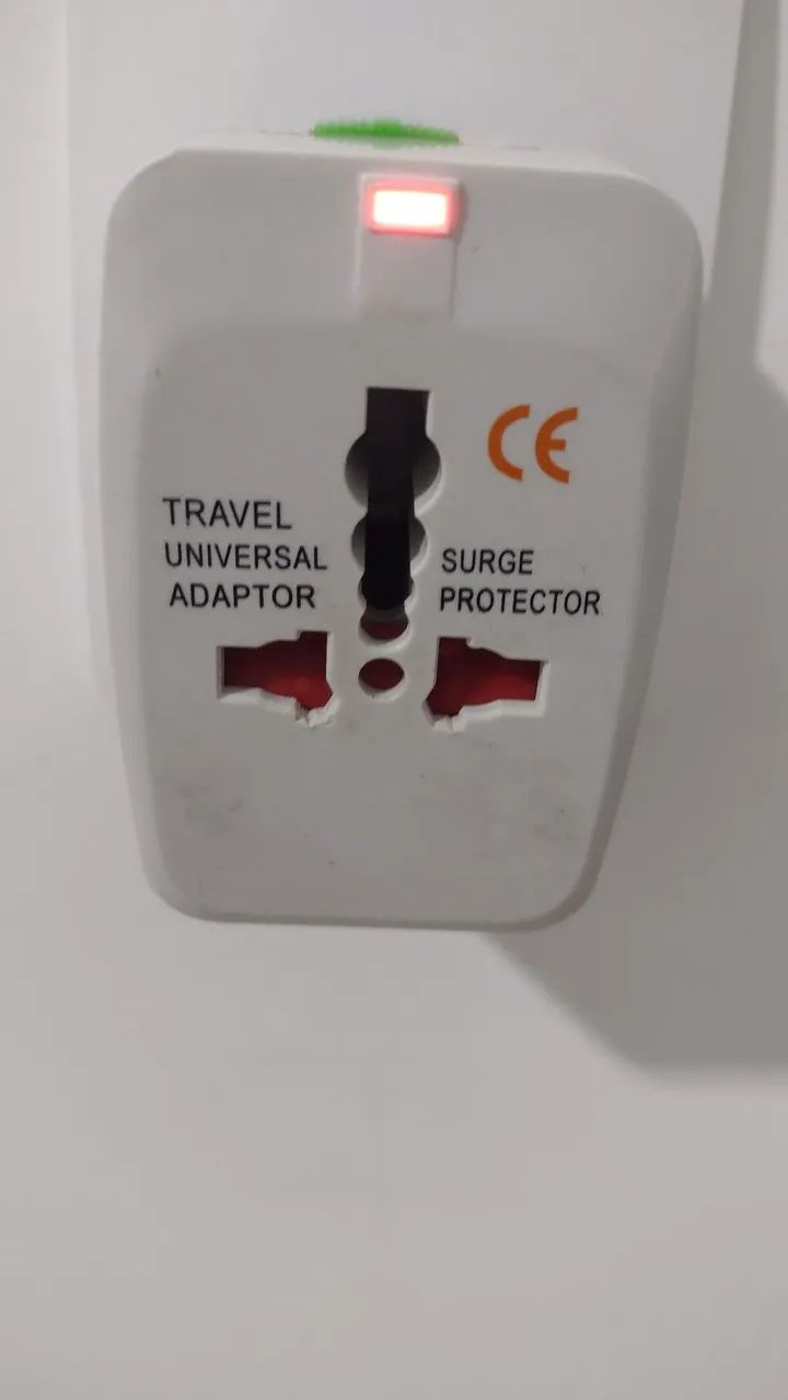 Adaptador Universal de Viagem com Protetor de Surto