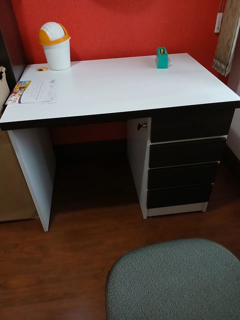 Mesa de Escritório Branca com Gavetas