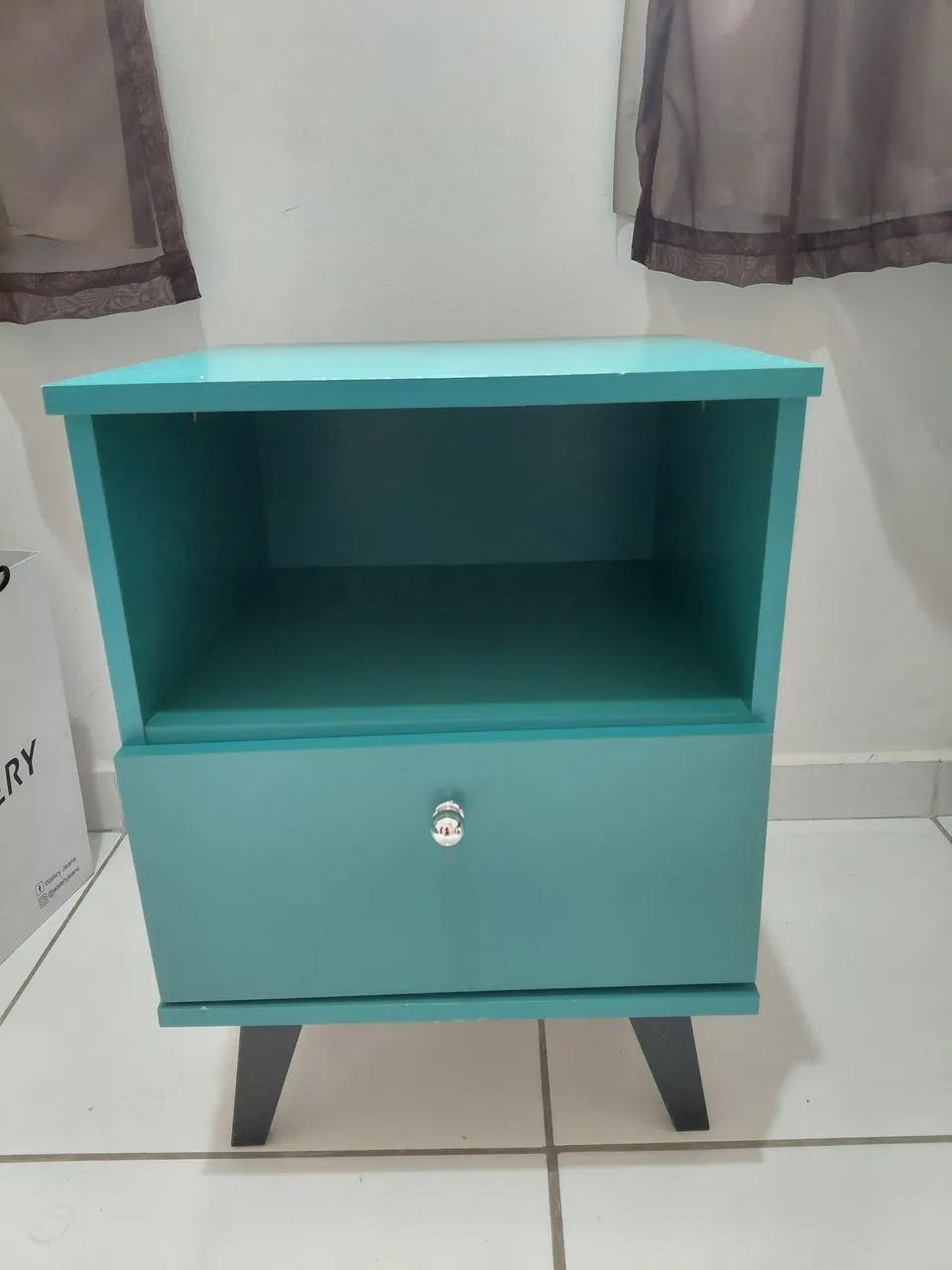 Mesa de cabeceira moderna azul turquesa