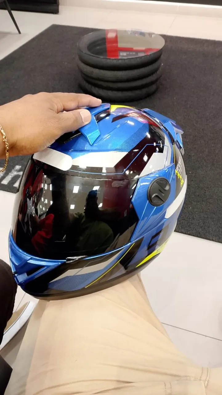 Capacete Azul e Preto