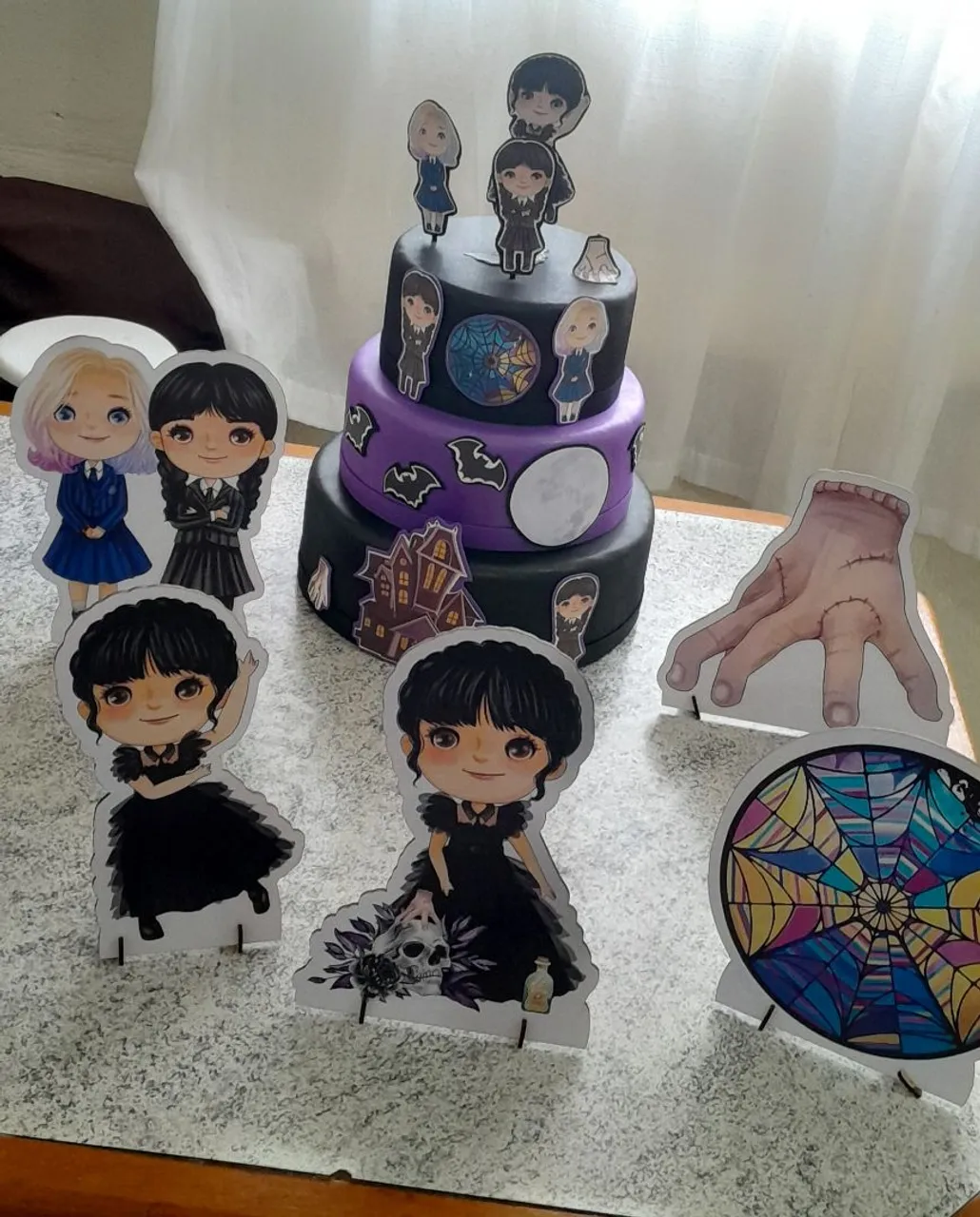 Kit Decoração de festa Tema Wandinha com Bolo, Painel e Displays de mesa