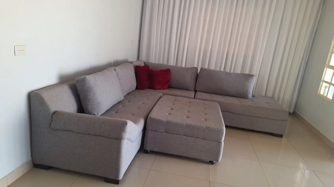 Sofá de Canto Cinza com Puff