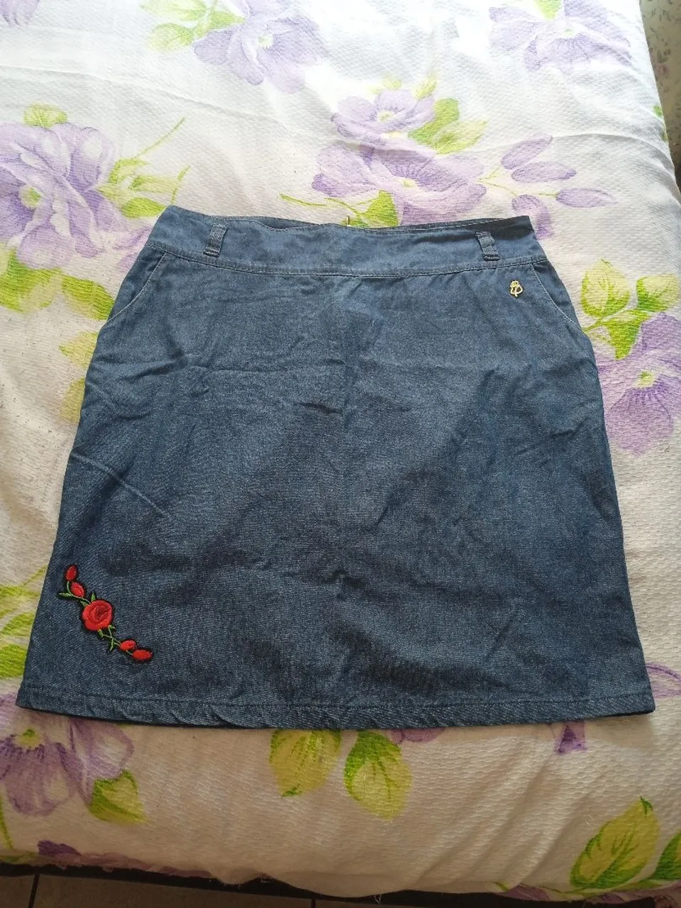 Saia Jeans com Detalhe Floral Bordado