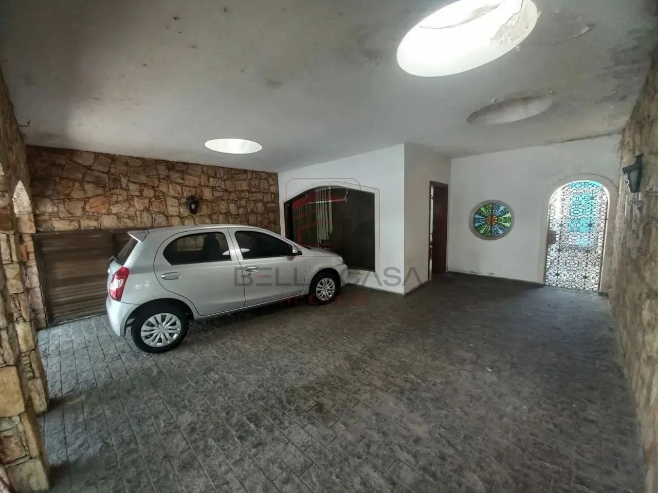 Casa terreá para locação em frente a uma praça bem tranquila e com vigia 24 horas