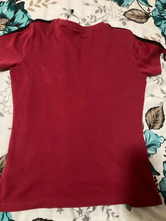 Camiseta vermelha do Flamengo Feminina com detalhes em preto