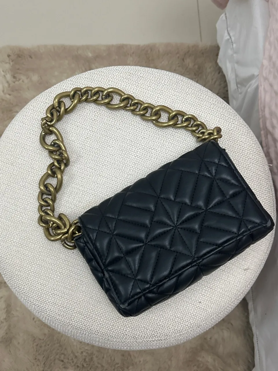 Bolsa preta com corrente dourada Zara