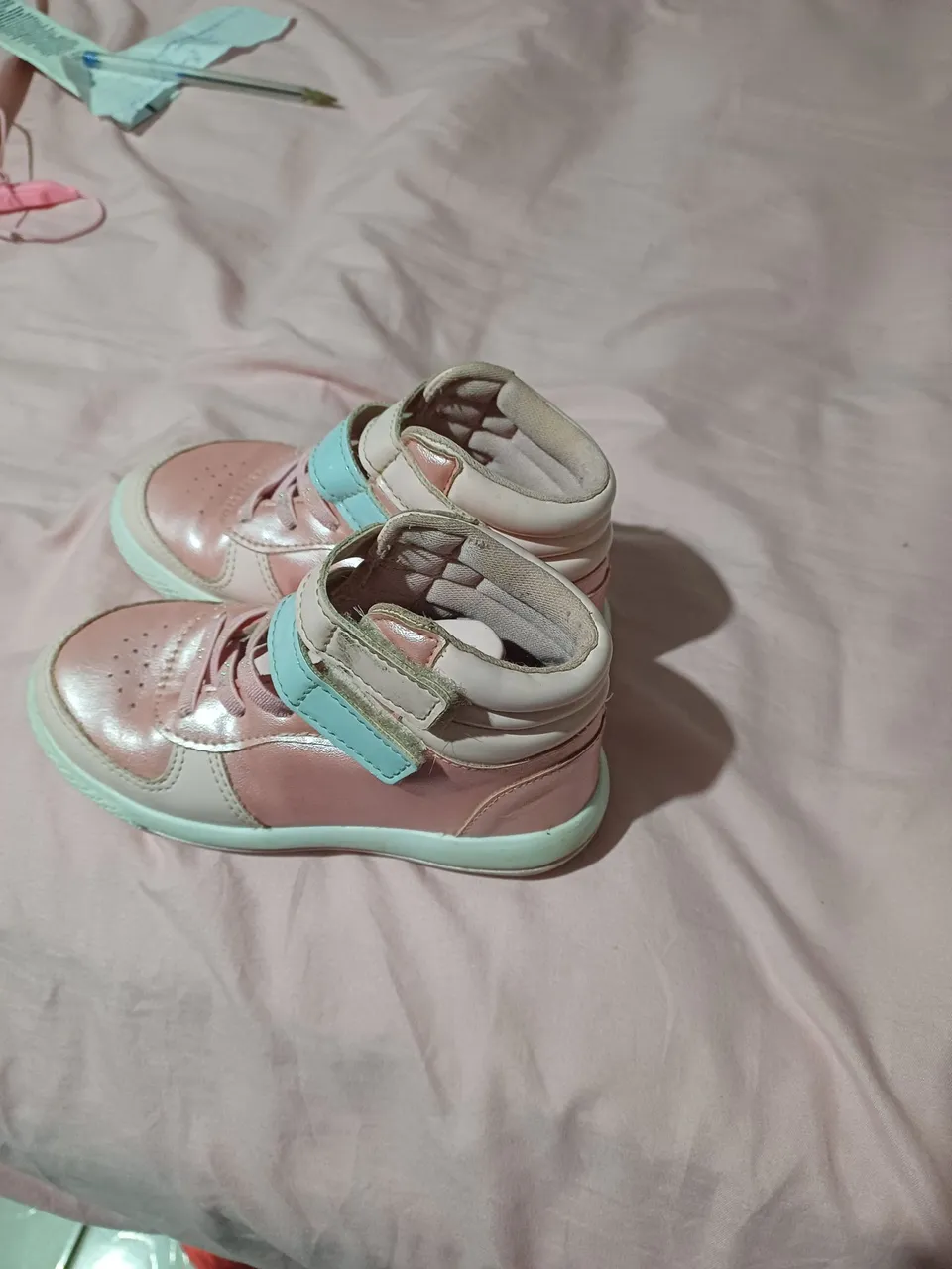 Tênis infantil rosa com detalhe em azul