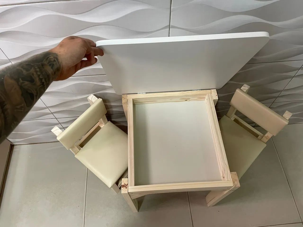 Mesa baú, com cadeiras estofadas beges  - Foto 2