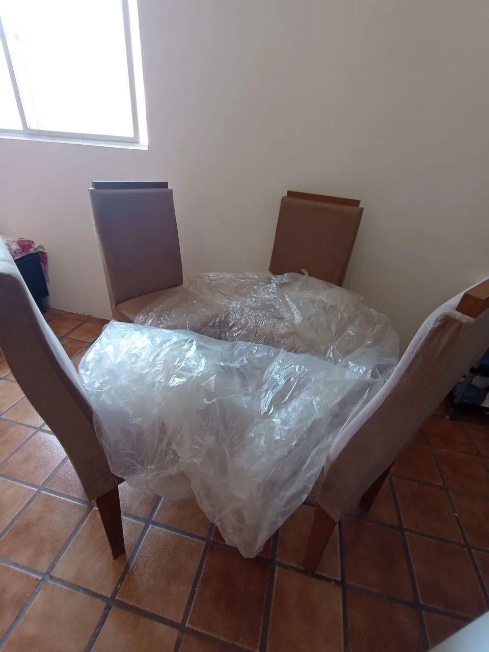 MESA DE JANTAR COM 4 CADEIRAS ÓTIMA  - Foto 5