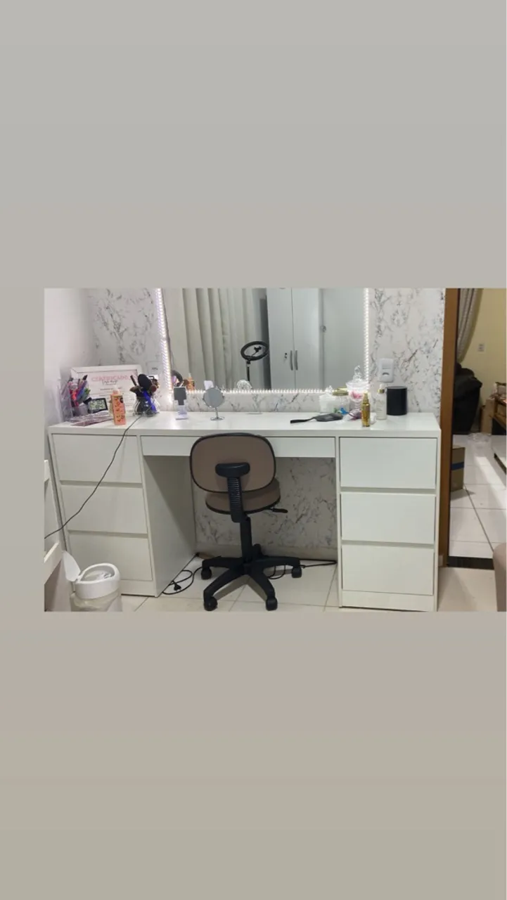 Penteadeira com 7 gavetas e uma colmeia para maquiagens