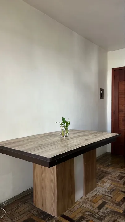 Mesa de Jantar de Madeira 