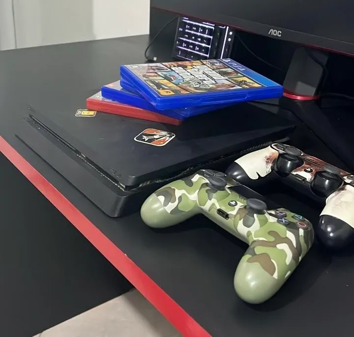 PlayStation 4 com Jogos e Controles