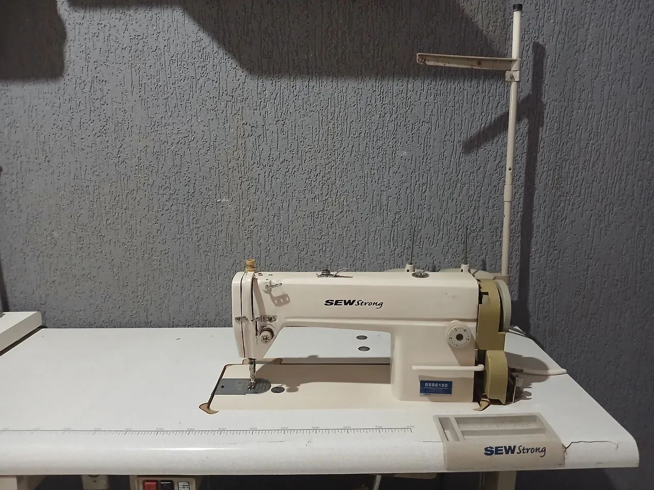 Máquina de costura industrial reta Bew Strong - Foto 5