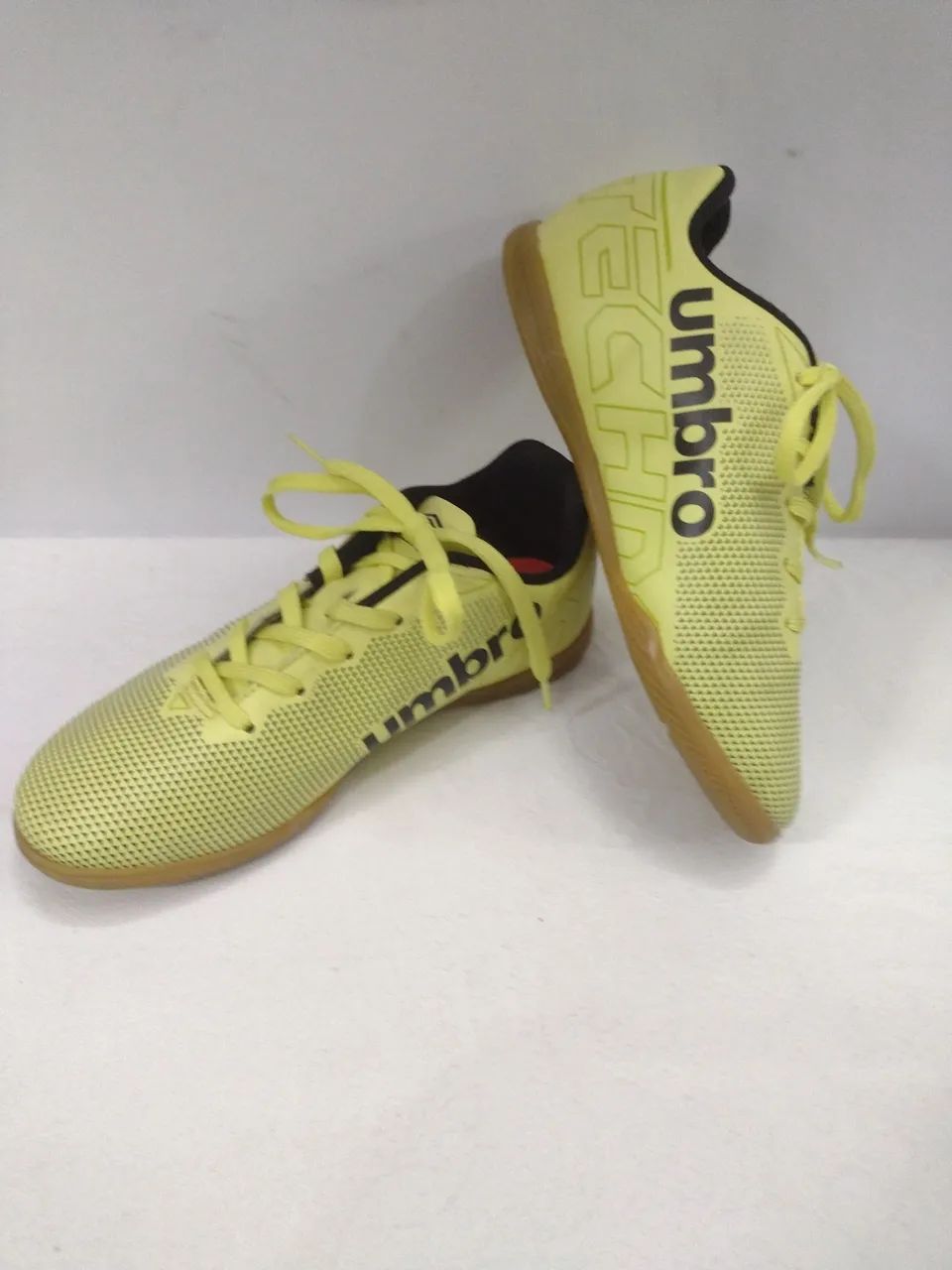 Chuteira futsal Umbro n.34 unissex em estado de nova - Foto 2