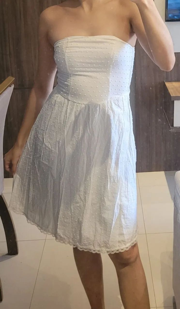 Vestido branco tomara que caia com detalhes