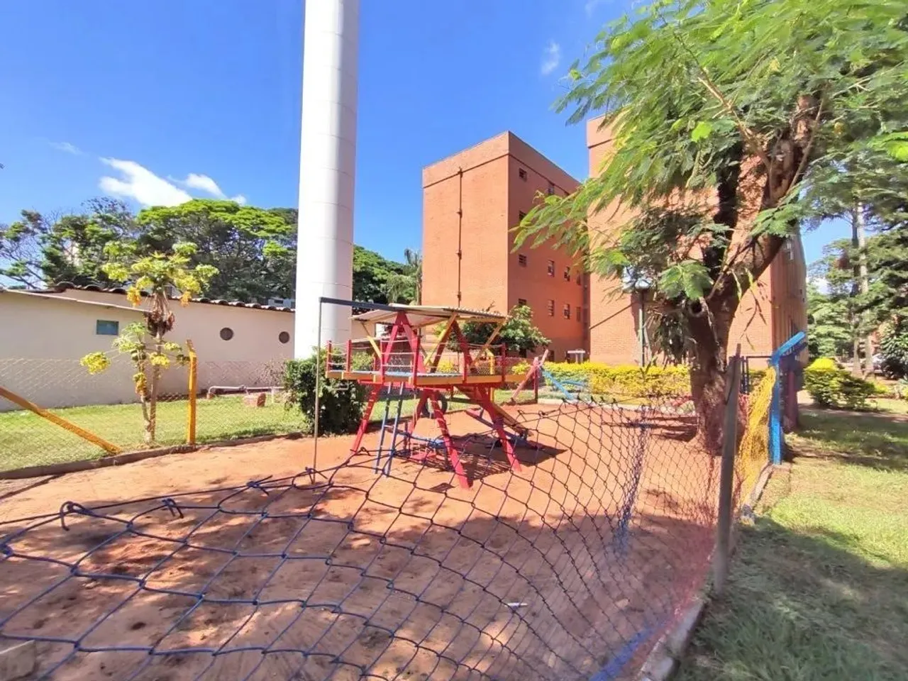 Apartamento 03 quartos a 850 metros da UEM